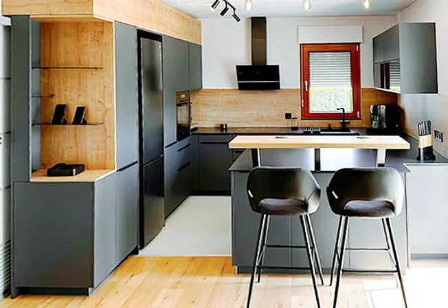 Massivholzküche mit reduzierten Massivholzfronten für kosteneffiziente Küchenplanung