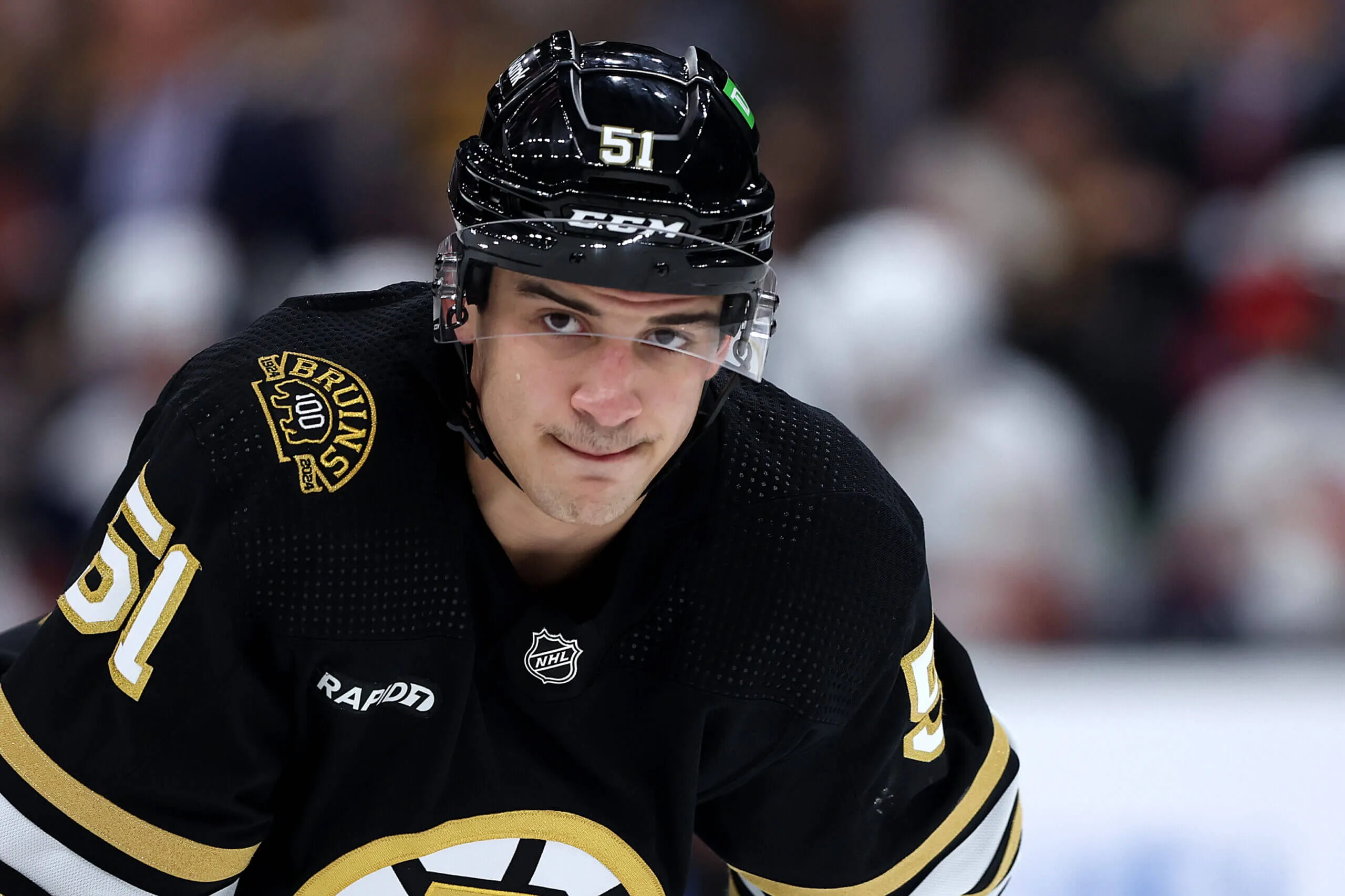 Matt Poitras spielt in einem Eishockeyspiel zwischen Boston und Providence