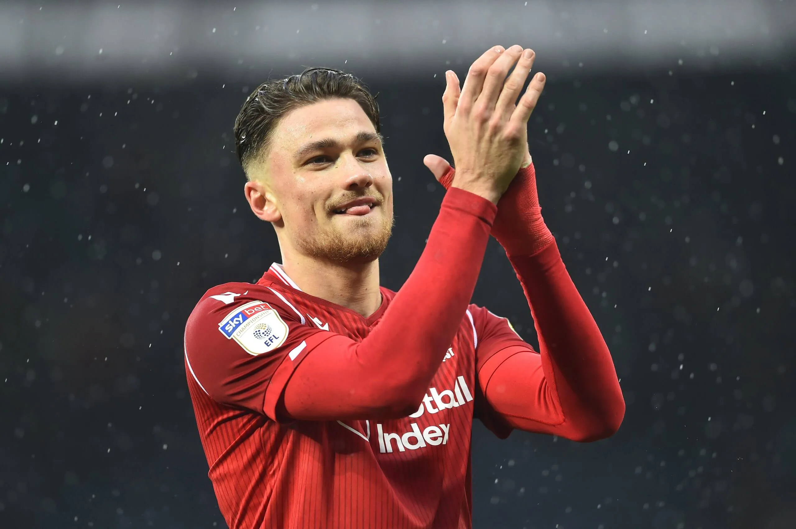 Matty Cash in seiner Zeit bei Nottingham Forest, der das Trikot mit der Nummer 14 trägt und auf dem Spielfeld lächelt