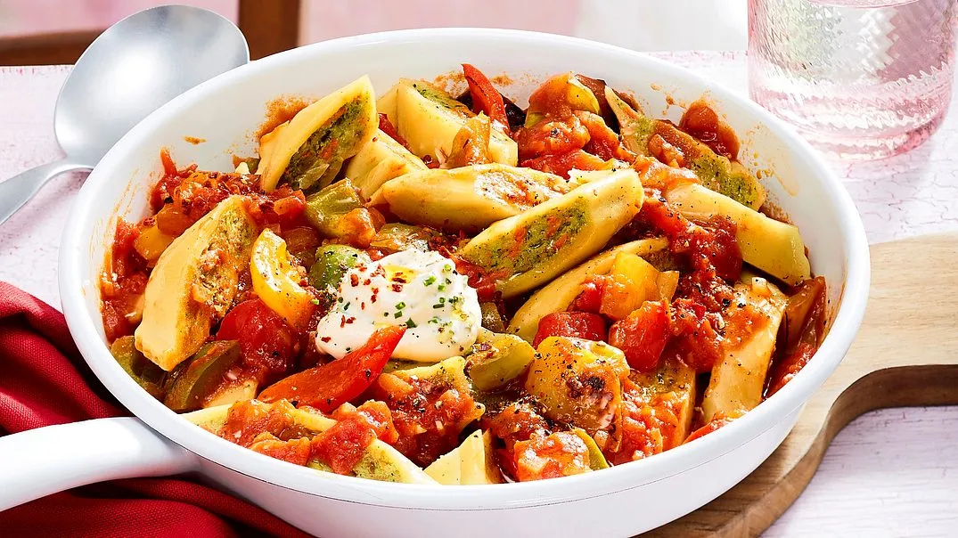 Maultaschen-Gulasch in pikanter Paprikasoße