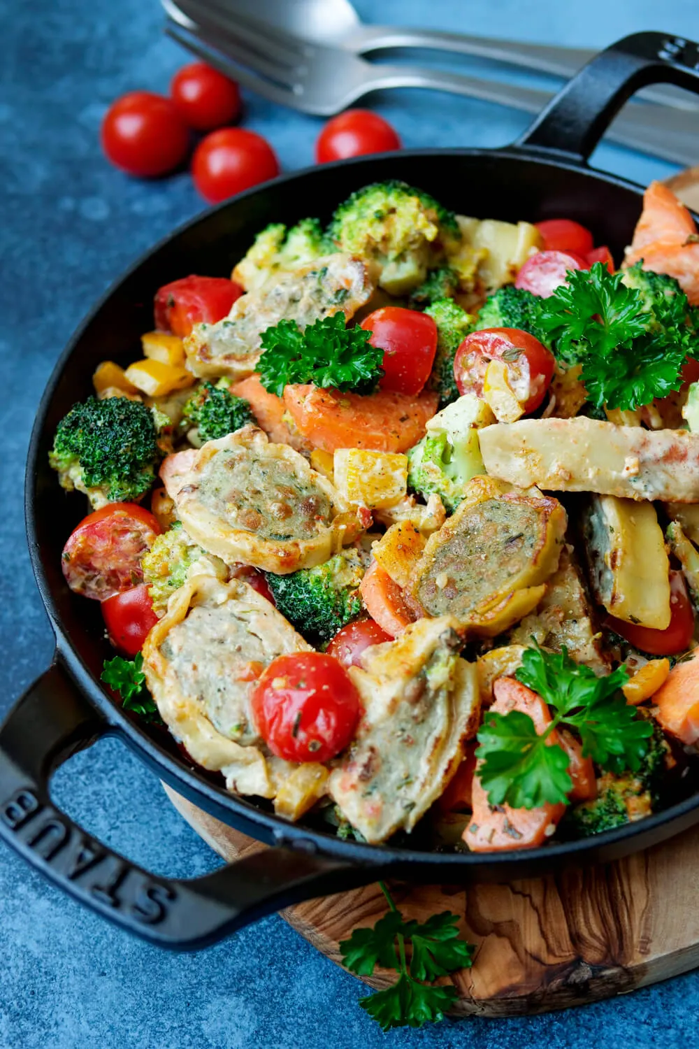 Maultaschen-Pfanne mit Brokkoli, Tomaten, Möhren und Paprika, ein schnelles Mittagessen