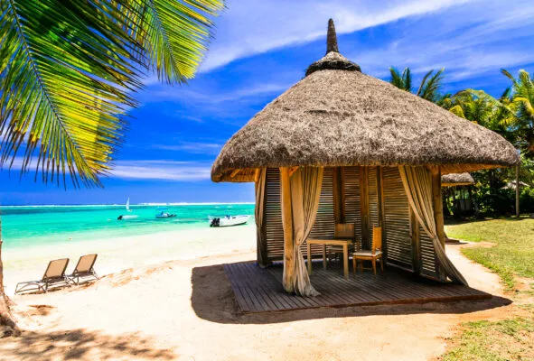 Mauritius Strandhütte an weißem Sandstrand