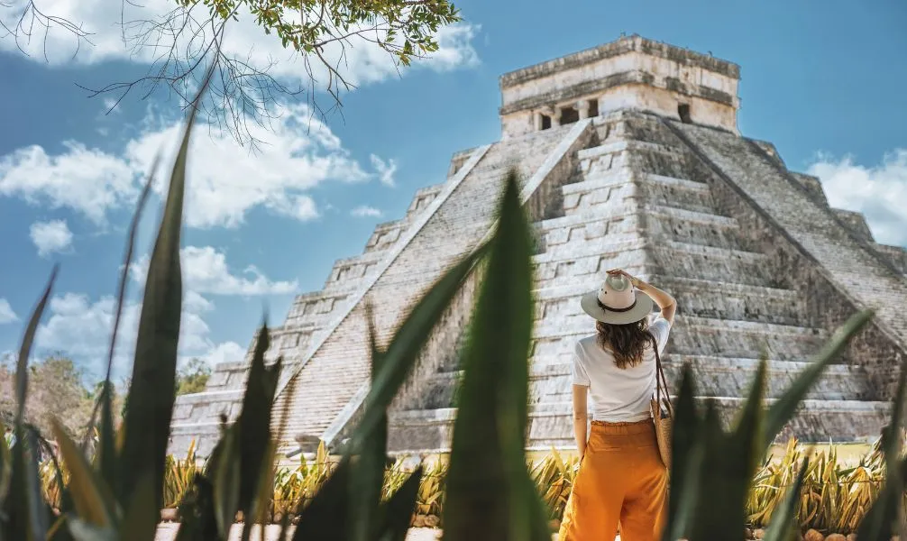 Maya-Ruinen in Mexiko vor malerischer Kulisse