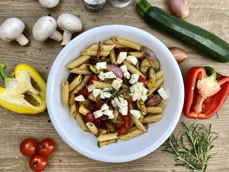 Mediterraner Antipasti Nudelsalat mit Gemüse und Schafskäse
