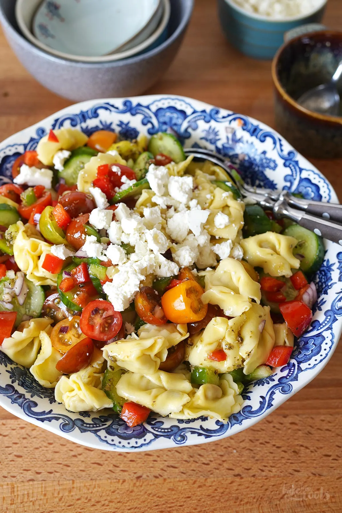 Mediterraner Tortellini Pasta Salat, fertig angerichtet und bereit zum Servieren