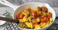 Mediterranes Rührei mit frischen Kräutern als herzhaftes Frühstück zum Abnehmen