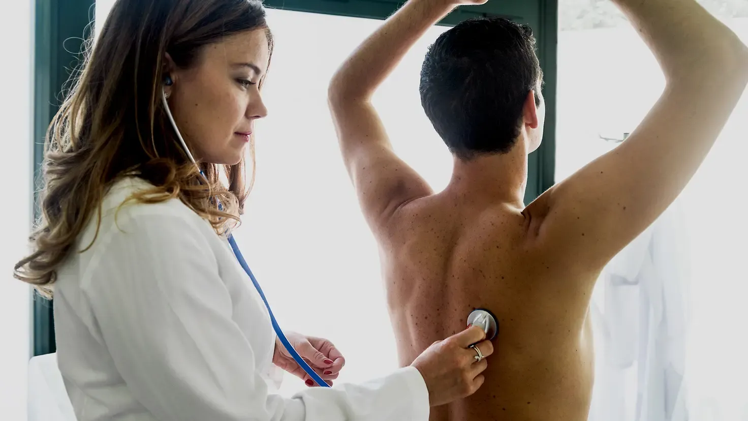 Medizinische Untersuchung vor dem Eisbaden zur Sicherstellung der Gesundheit und Vermeidung von Risiken