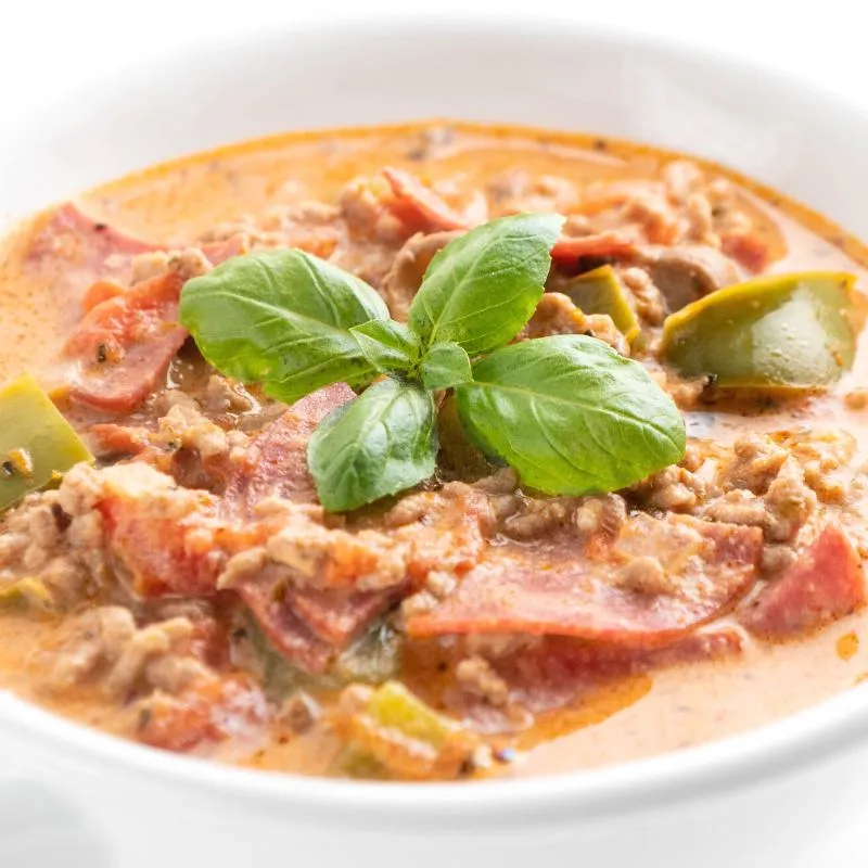 Mega einfache und schnelle Low Carb Pizzasuppe zum Keto Mittagessen ohne Kohlenhydrate. Ein ungewöhnliches, aber leckeres Diät Mittagessen.