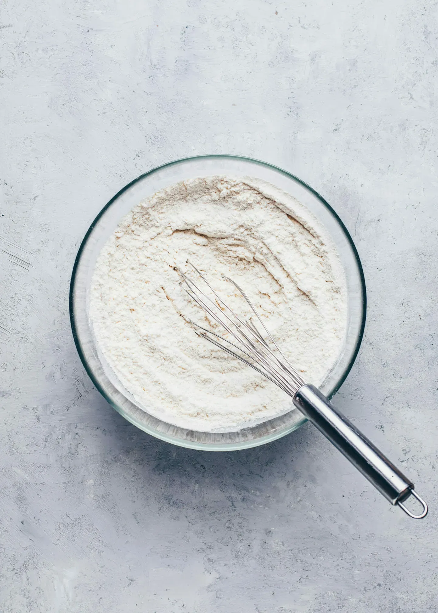 Mehl, Backpulver, Natron und Zucker in einer Schüssel