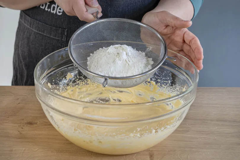 Mehl und Backpulver zum Teig sieben für DDR-Torte