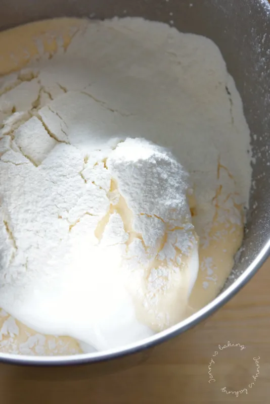 Mehl und Speisestärke werden gesiebt für einen perfekten Biskuitteig