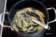 Mehlschwitze: Geschmolzene Butter und Mehl werden zu einer goldgelben Roux verrührt