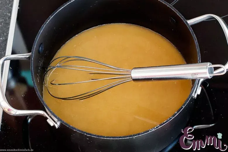 Mehlschwitze Zubereitung Schritt 2: Brühe unterrühren bis eine glatte Soße entsteht