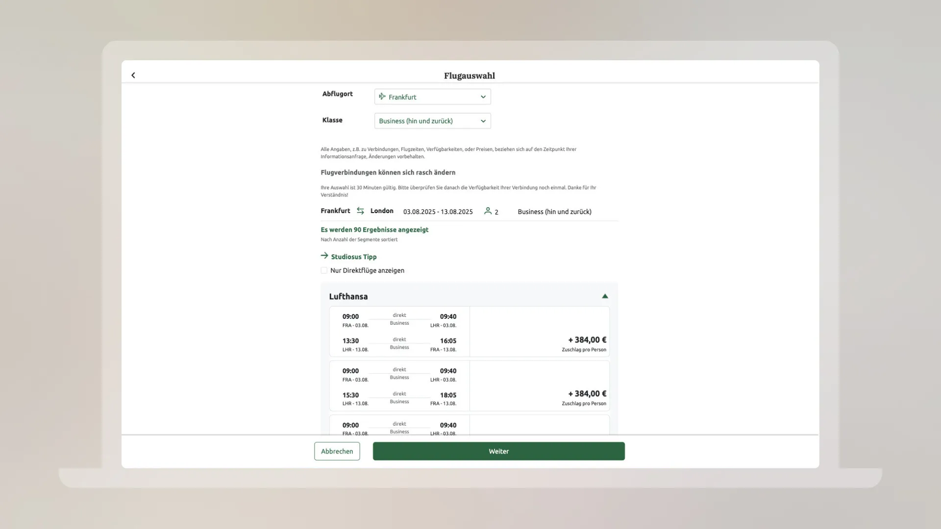 Mehrere Bildschirme zeigen die komplexen Integrationsschritte und Dienste, die für die Entwicklung eines modernen Online-Buchungssystems notwendig sind.