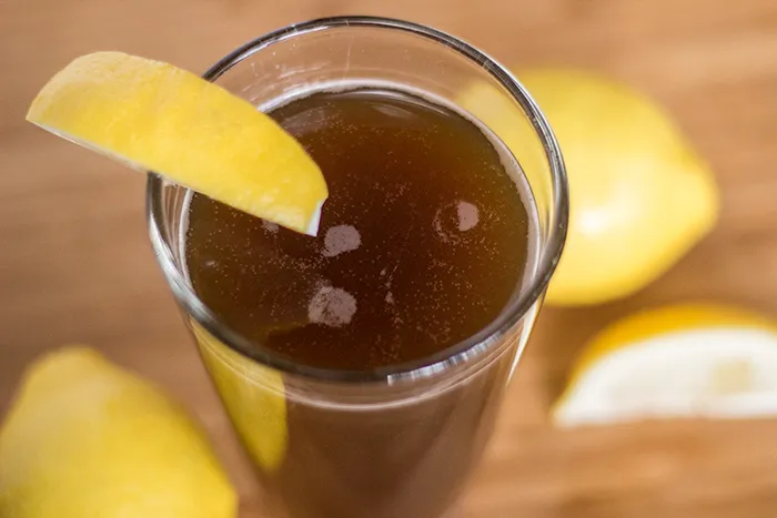 Mehrere Gläser hausgemachtes Cola Orange (Spezi) auf einem Tresen, bereit zum Genießen