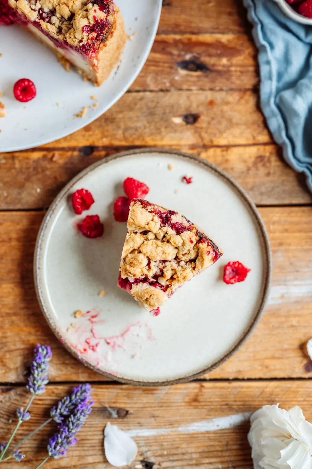Mehrere Scheiben des leicht-fruchtigen Himbeer-Käsekuchens mit Streuseln, ein Hit auf jeder Sommerparty