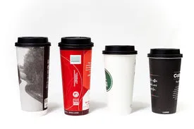 Mehrere Trinkbecher mit Deckeln, stellvertretend für die verschiedenen Getränkeoptionen in der deutschen Trinkkultur