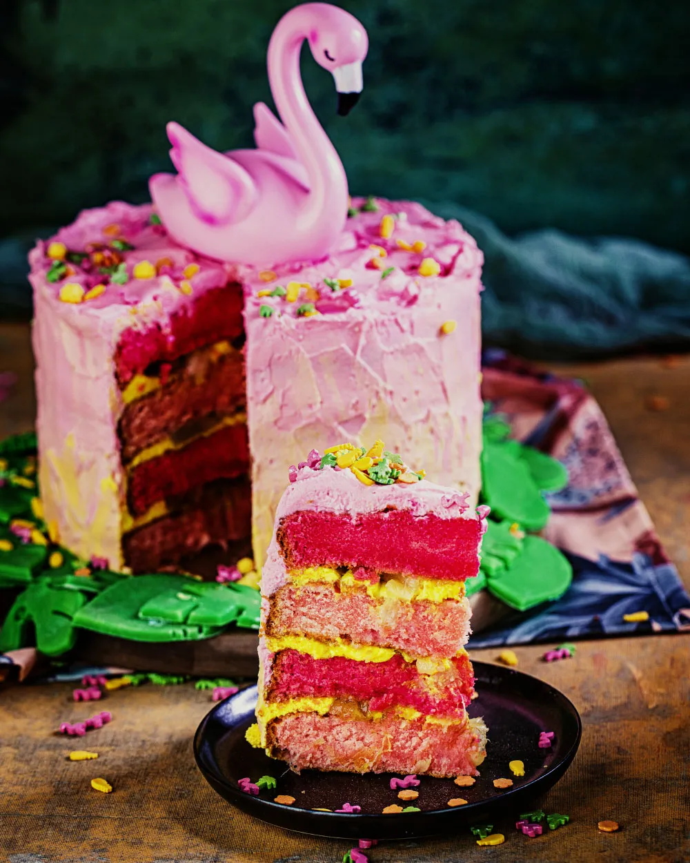 Mehrfarbige Kuchenböden für den Flamingo Geburtstagskuchen
