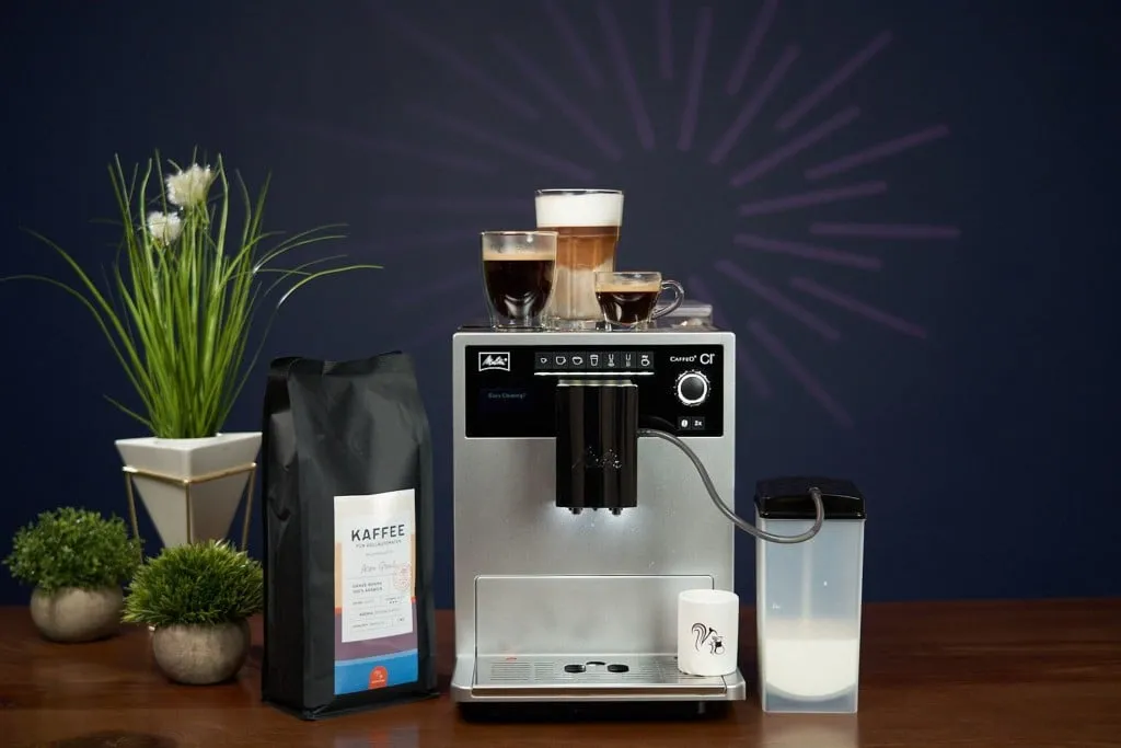 Melitta Caffeo CI Kaffeevollautomat bereitet verschiedene Getränke zu