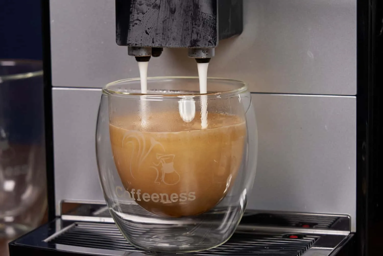 Melitta Latticia OT bei der Milchschaumzubereitung für eine Kaffeetasse