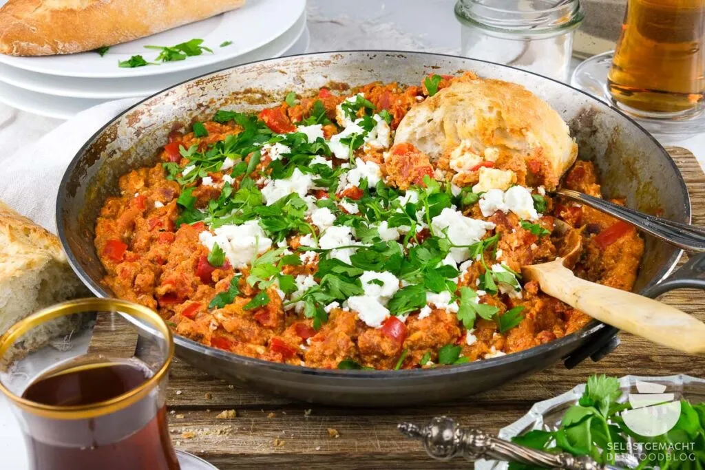 Menemen, das klassische türkische Rührei mit Tomaten und Paprika direkt aus der Pfanne