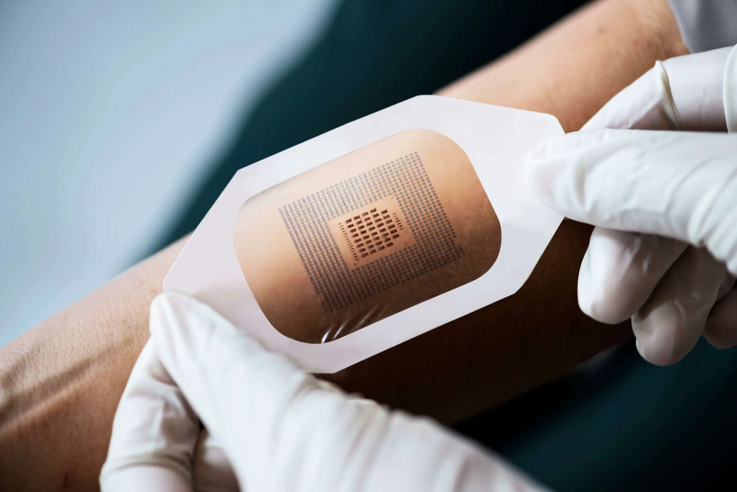 Mensch und Technologie verschmelzen: Eine Person mit digitalem Interface symbolisiert die Engineered Evolution und die Erweiterung menschlicher Fähigkeiten durch aktuelle technologien.