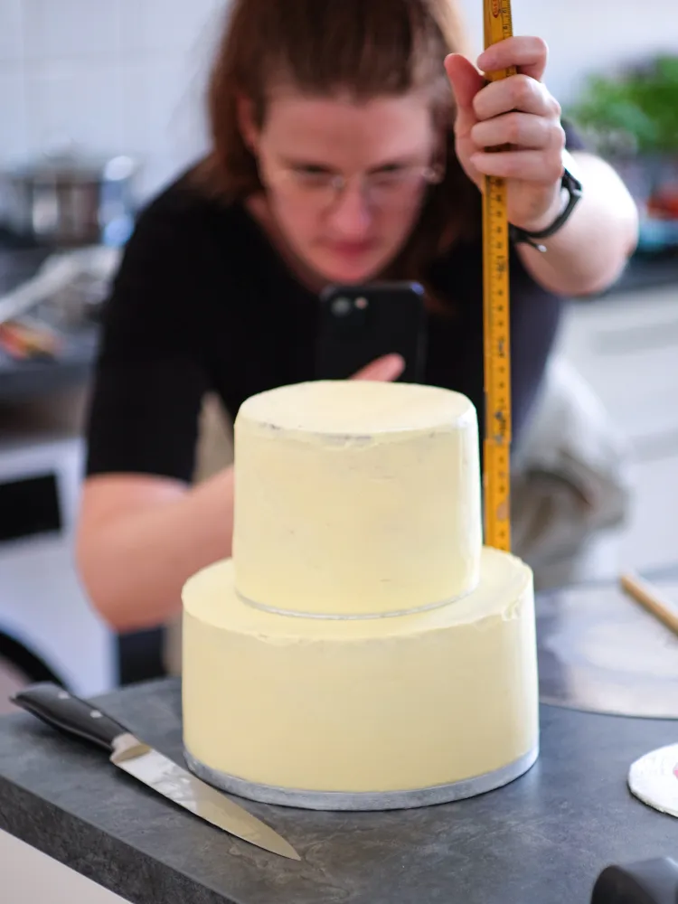 Messen der Gesamthöhe einer zweistöckigen Hochzeitstorte zur Bestimmung der Dübellänge