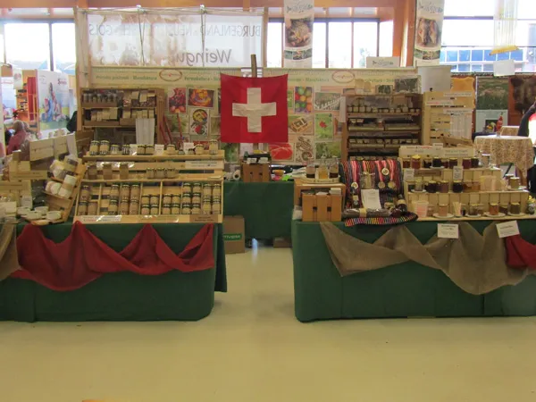 Messestand von Shock Naue auf der AbHof Messe in Wieselburg, wo Besucher unseren zuckerlosen Quittensaft und weitere Naturprodukte probieren können.