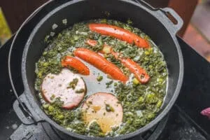 Mettenden und Kassler werden zum Grünkohl gegeben und mitgekocht.