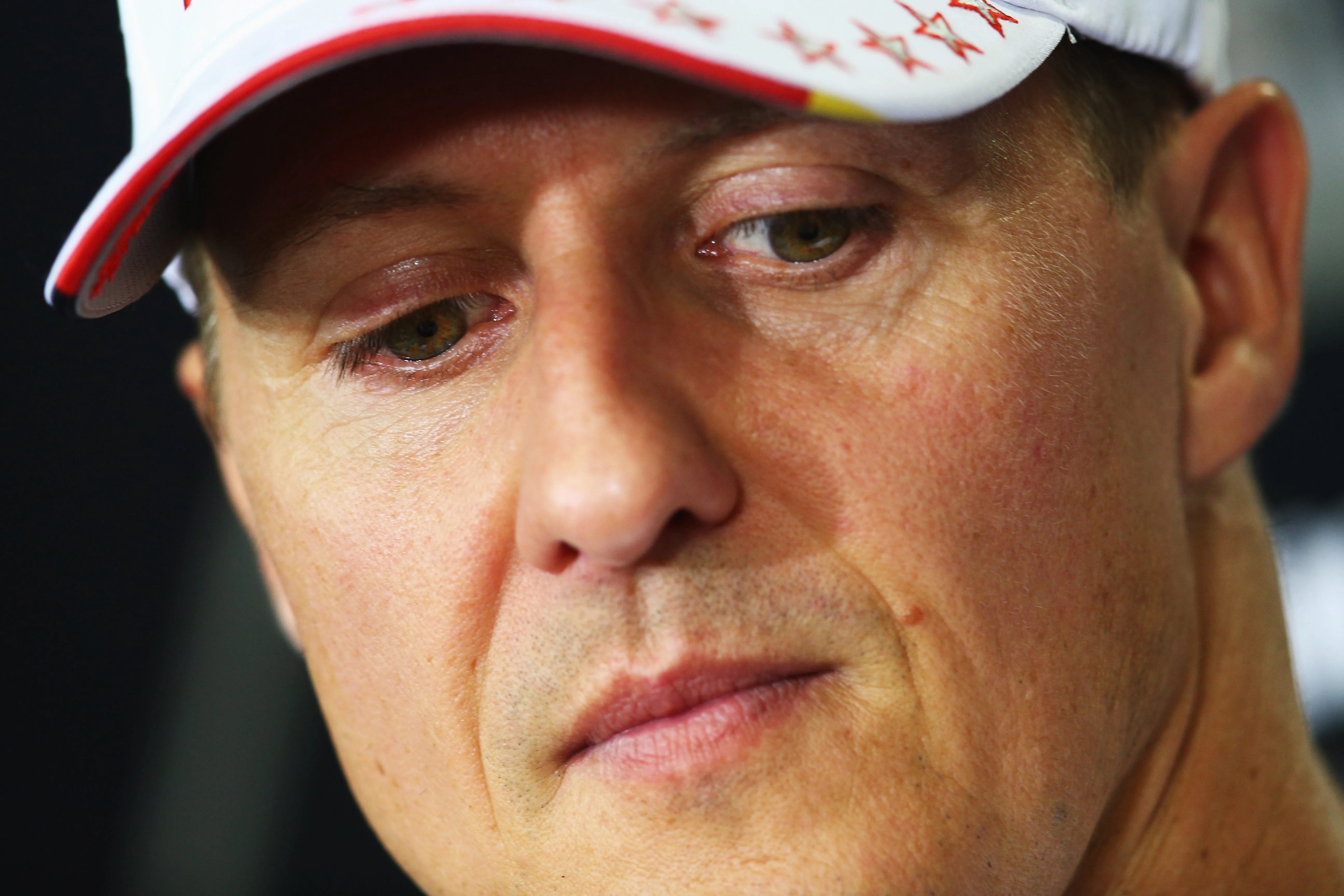 Michael Schumacher lächelnd vor seinem Skiunfall 2013, dessen Folgen seine Gesundheitszustand veränderten