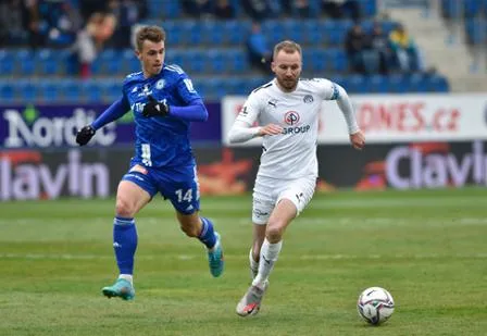 Michal Kadlec, ehemaliger Bundesliga-Spieler, im Trikot des 1. FC Slovácko während eines Spiels.