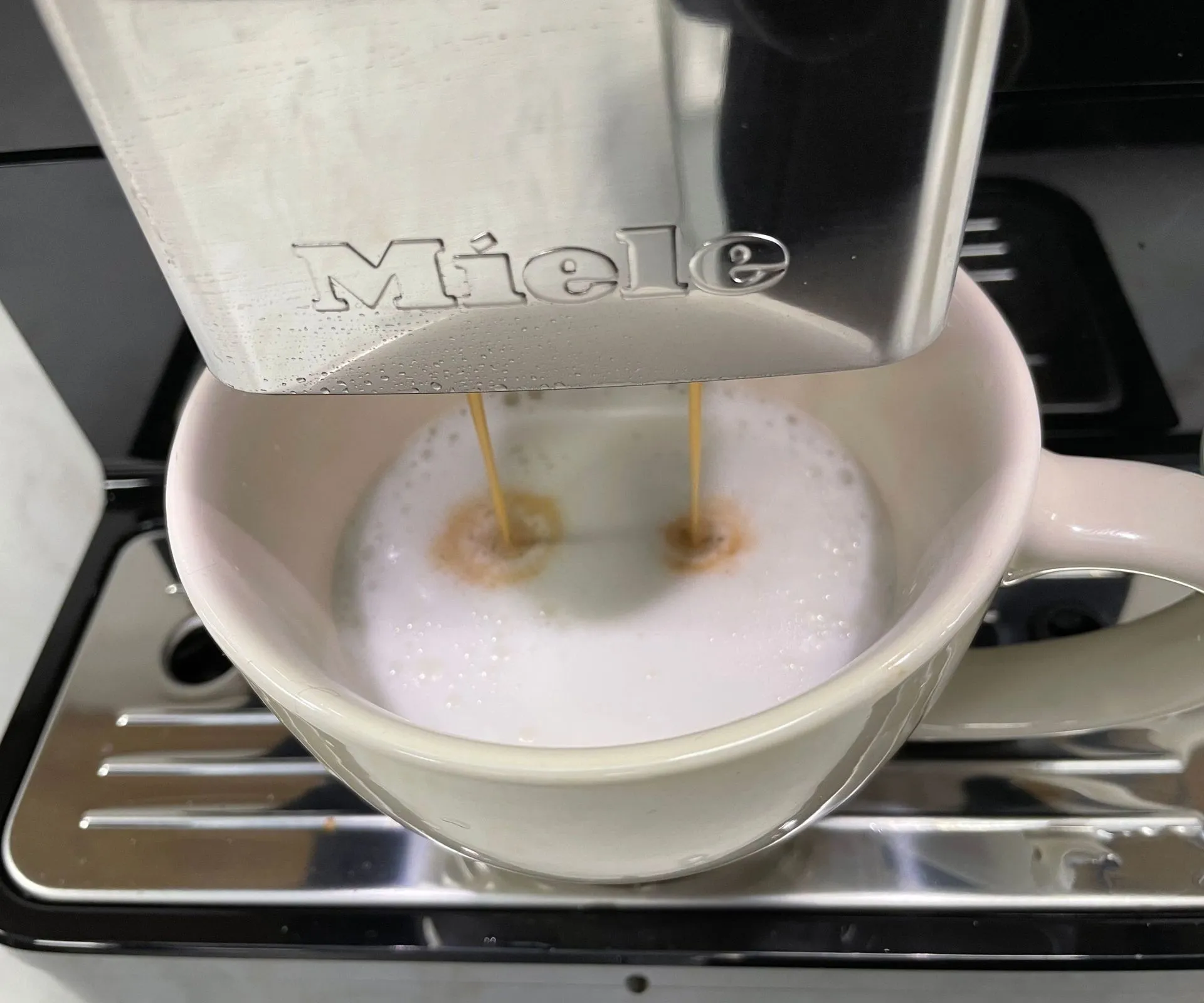 Miele CM 6160 mit aufgeschäumter Milch