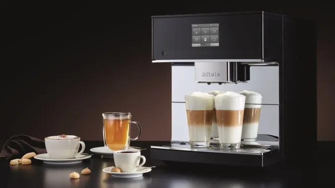 Miele CM7 Kaffeemaschine in elegantem Obsidianschwarz