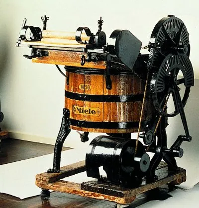 Miele Waschmaschine Nr. 50, das erste Modell mit Elektromotor und Riemenantrieb, ein Meilenstein in der Waschmaschinenentwicklung.