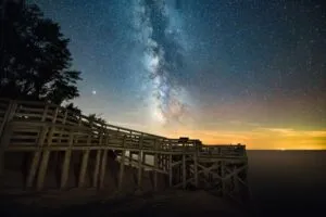 Milchstraße über einer ruhigen Naturlandschaft in Deutschland, perfekt zum Sterne beobachten