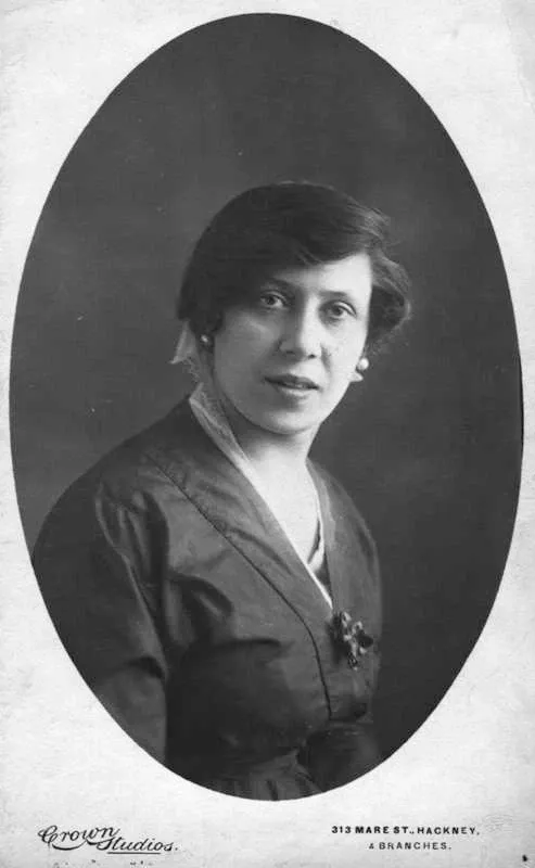 Millie Chissick, London, um 1920.