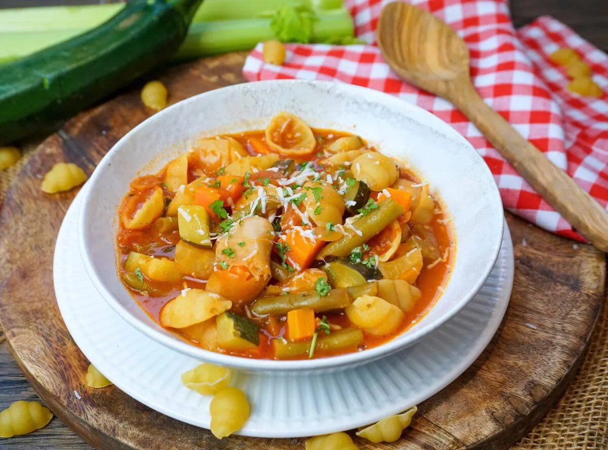 Minestrone - italienische Gemüsesuppe mit Nudeln