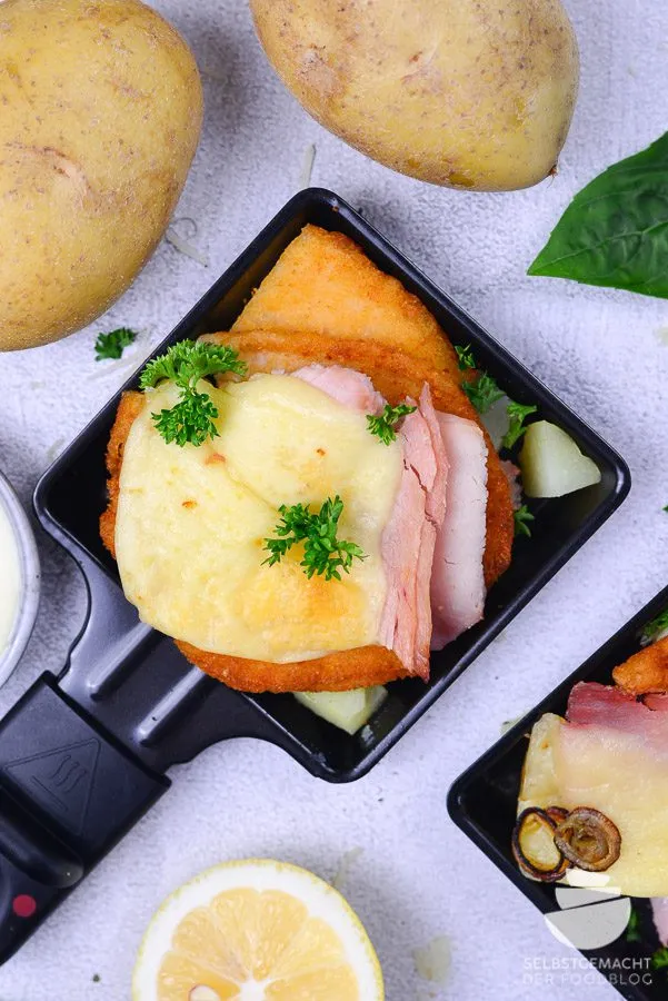 Mini Cordon Bleu Pfännchen, gefüllt mit Schinken und Käse, bereit zum Überbacken für ein herzhaftes Raclette-Erlebnis.