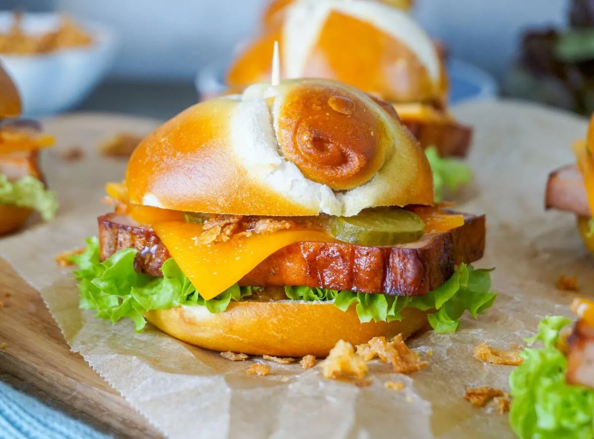 Mini-Laugen-Burger mit Leberkäse