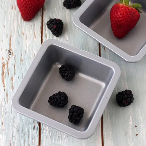 Mini-Metallbackformen mit frischen Beeren