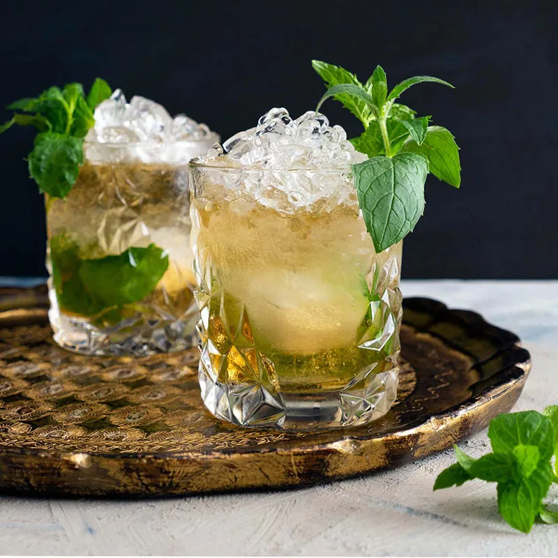 Mint Julep mit Crushed Eis im Glas