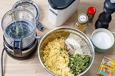 Mischen der Falafel-Zutaten in einer Schüssel