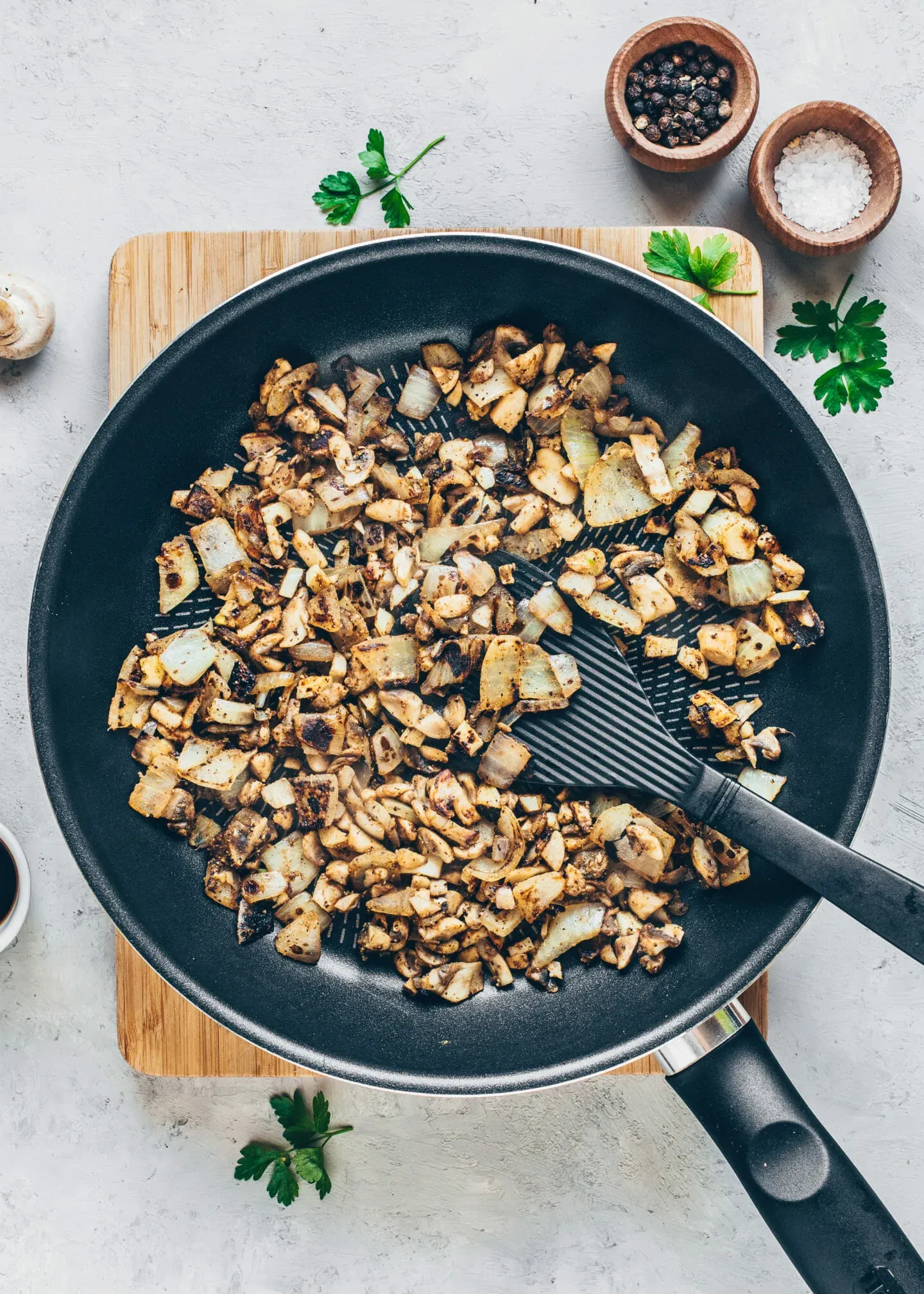 Mischung aus gebratenen Zwiebeln, Knoblauch und Pilzen für die vegetarischen Hackbällchen