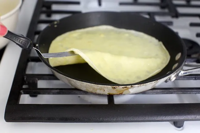 Mit dem Pfannenwender unter den Crêpe