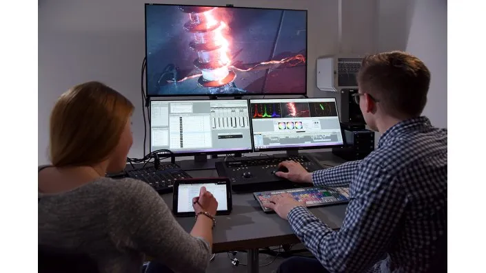 Mitarbeiter arbeiten an der Videonachbearbeitung an einem Avid-Platz