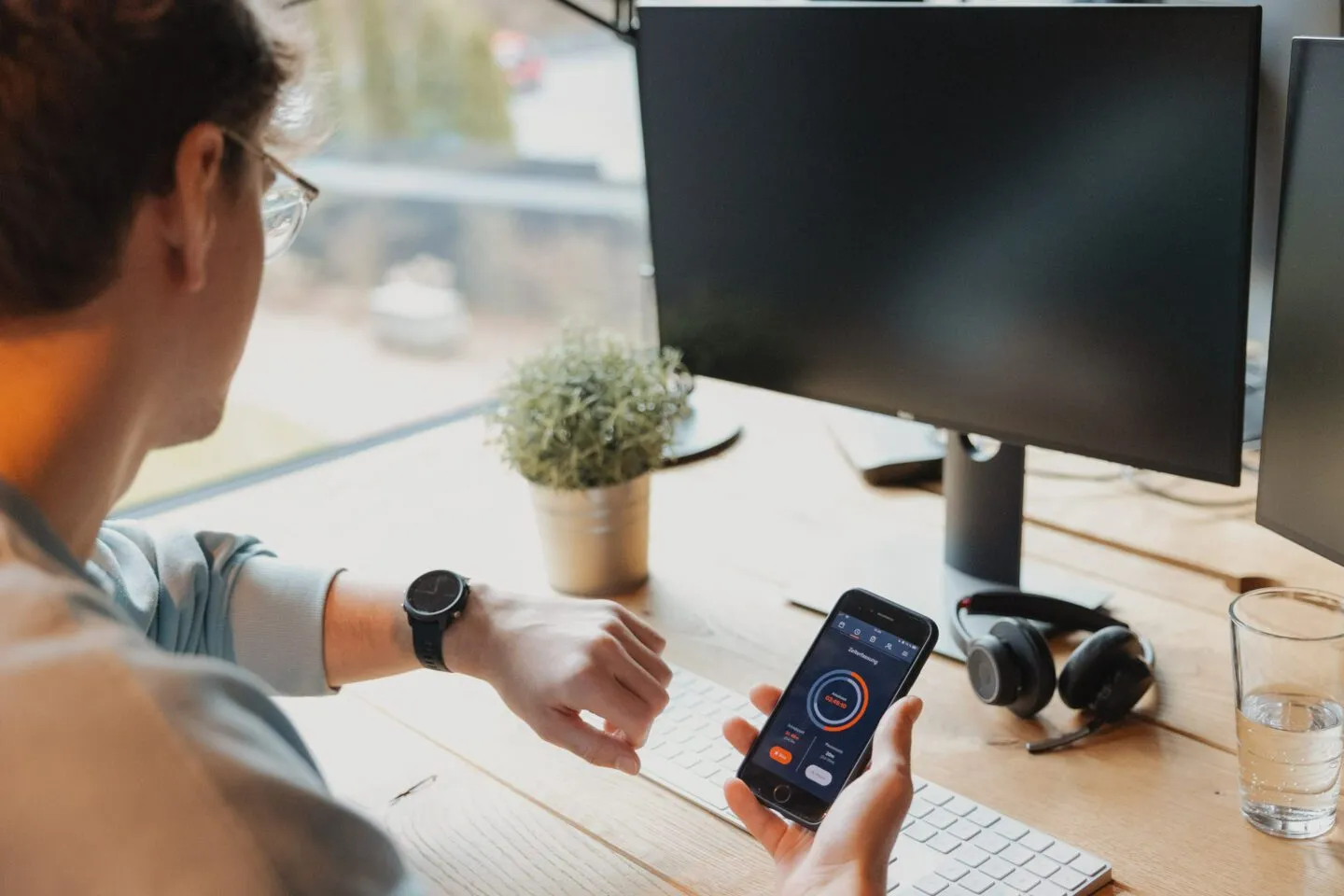 Mitarbeiter nutzt digitale Zeiterfassung am Laptop für effizientes Arbeitszeitmanagement