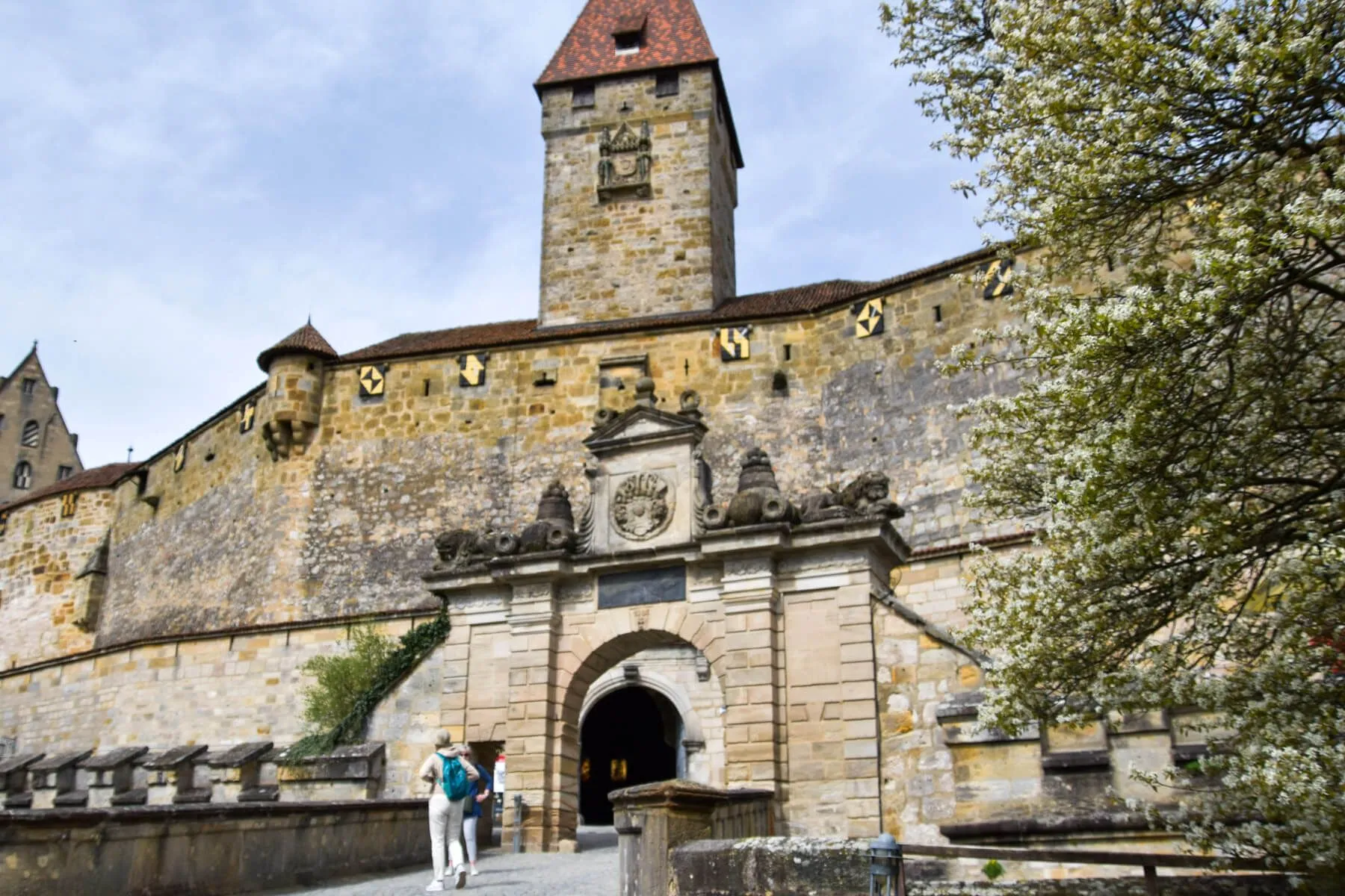 Mittelalterliche Mauern: Ein Detail der Veste Coburg, das ihre Wehrhaftigkeit zeigt