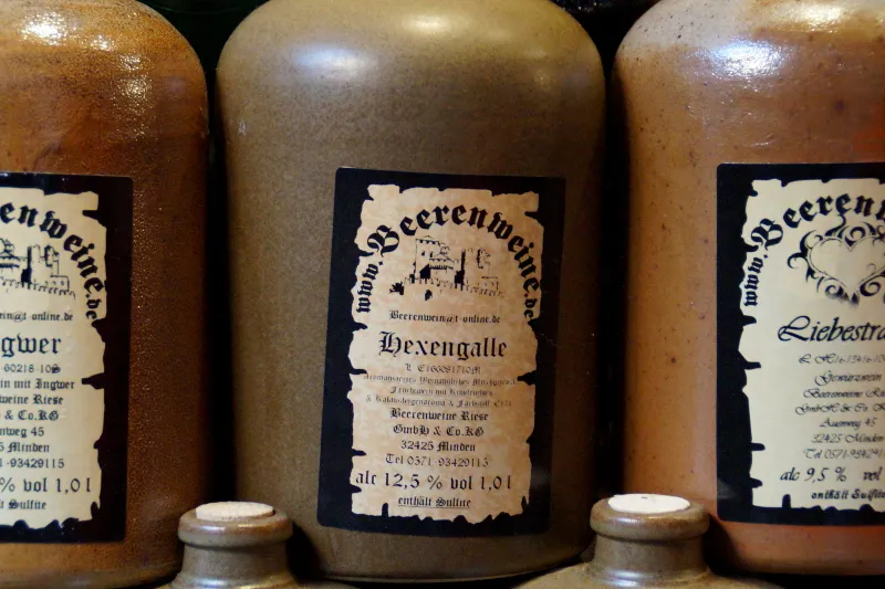 Mittelalterlicher Weihnachtsmarkt in Lübeck mit Handwerkern und Verkaufsständen, passend für ein deftiges Wintermahl.