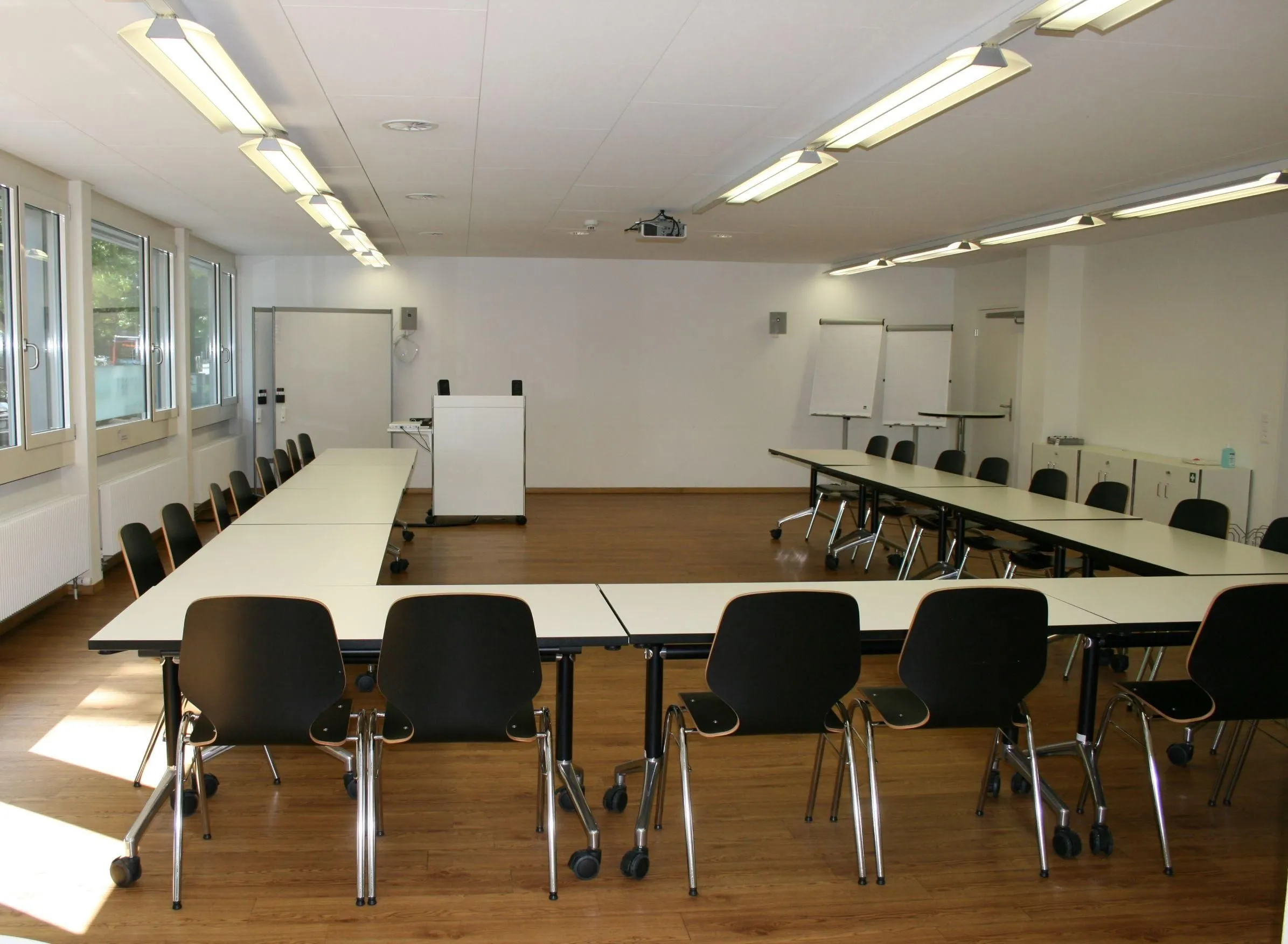 Modern ausgestatteter Seminarraum bei ARTISET Bildung in Bern, bereit für eine Veranstaltung