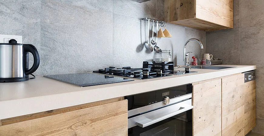 Modern gestaltete Vollholzküche mit klaren Linien und funktionalem Design